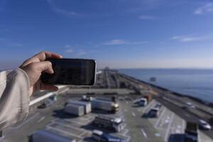 un' traffico marmellata tiro di smartphone su il autostrada a tokyo baia la zona nel chiba foto