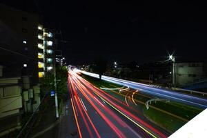 un' notte traffico marmellata a il centro strada nel tokyo largo tiro foto