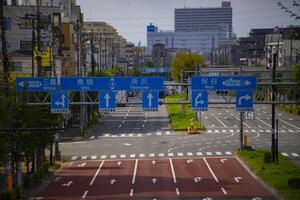 un' vuoto urbano strada nel tokyo lungo tiro foto