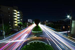 un' notte traffico marmellata a il centro strada nel tokyo largo tiro foto