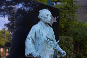 un' giapponese pietra statua a tomioka santuario con copyspace foto