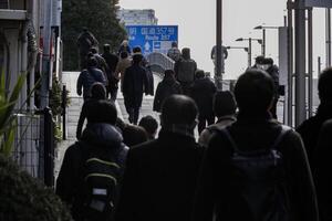 un' folla di a piedi persone su il città strada foto