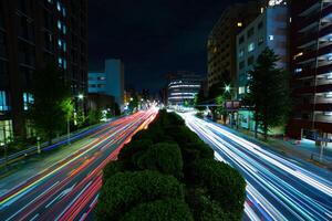 un' notte traffico marmellata a il centro strada nel tokyo largo tiro foto