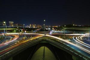 un' notte traffico marmellata a il urbano strada nel tokyo largo tiro foto