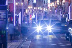 un' notte paesaggio urbano di il folla a il neon cittadina nel Shinjuku tokyo lungo tiro foto