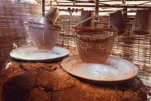 Immagine della produzione di salgemma naturale mediante bollitura di soluzione salina dal laghetto di sale di Sinthao nel piccolo villaggio di Nan, Thailandia foto