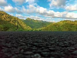 strade, colline e cieli sereni foto