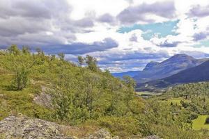 paesaggio con montagne e valli nella bellissima hemsedal, buskerud, norvegia.