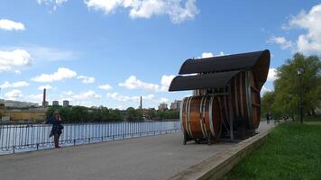 Stoccolma, Svezia, giugno 10, 2022 un' intravedere di un' barile bar lungo uno di il della città canali foto
