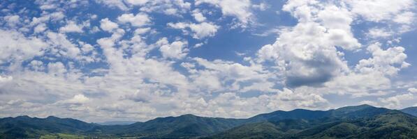 aereo panorama di bellissimo nuvole al di sopra di il montagna colline foto