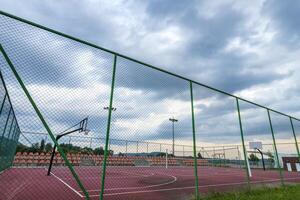 gli sport terra nel il città, pubblico pallacanestro, e calcio Tribunale foto