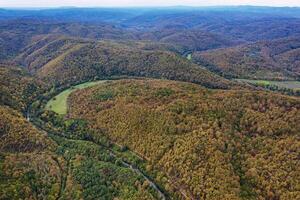 colorato autunno montagna colline e grande curva di fiume veleka nel strandja montagna Bulgaria foto