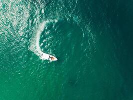 aereo Visualizza di velocità barca nel il acqua mare fabbricazione un' cerchio, fuco Visualizza foto