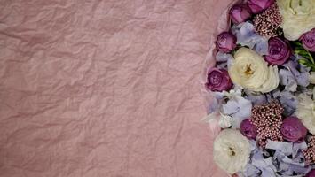 floreale naturale rosa sfondo con blu gardenia, rosa, bianca crisantemo avvicinamento. copia spazio, copia passato, incolla testo foto