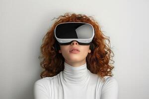 ai generato giovane donna utilizzando virtuale la realtà cuffia su grigio sfondo. foto