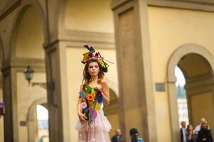 un' sposa nel un' rosa nozze vestito con un insolito mazzo e decorazione nel Gorova nel Firenze, Italia foto