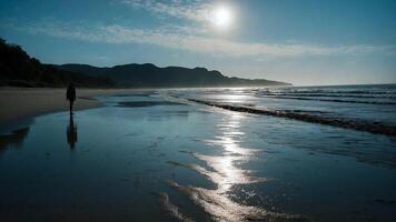 ai generato un' solitario camminatore riflette in mezzo il sereno bellezza di un' illuminata dal sole spiaggia foto