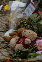 Berlino, Germania. marzo, 3°, 2024. navale spontaneo memoriale con molte di fiori, candele e orsacchiotto orso nel davanti di ambasciata di russo federazione nel onore di russo politico alessio navale foto