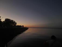 estate tramonto al di sopra di il lago foto