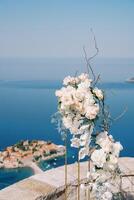 nozze semiarco sta su il osservazione ponte sopra il isola di sveti stefano. montenegro foto