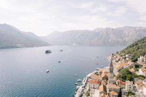 riva di perast con un' alto campana Torre tra antico case prospiciente il isole di il baia di Cattaro. montenegro. fuco foto