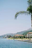 uno e solo Hotel complesso su il riva del mare a il piede di il montagne. portonovi, montenegro foto