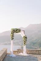 nozze arco sta su un osservazione ponte nel il montagne foto