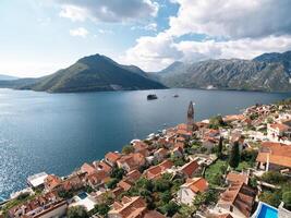 Visualizza di il isole nel il baia di kotor al di sopra di il rosso tetti di vecchio case. perasto, montenegro. fuco foto