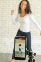 la donna latina ha creato il suo video di danza con la fotocamera dello smartphone. per condividere video sull'applicazione dei social media. foto
