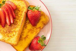 toast alla francese con fragole fresche foto