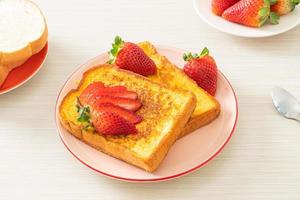 toast alla francese con fragole fresche foto