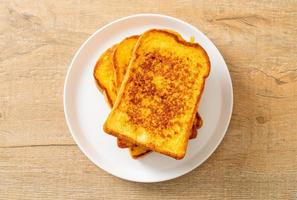 toast alla francese su piatto bianco foto