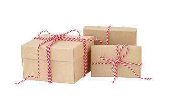 scatole regalo con nastro rosso su sfondo bianco