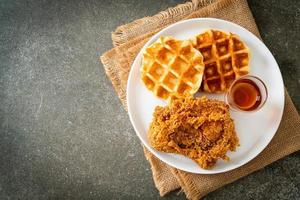 waffle di pollo fritto con miele o sciroppo d'acero foto