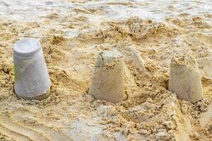 castello fatto di bianca sabbia con benne su spiaggia Messico. foto