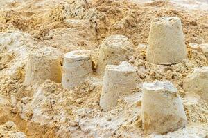 castello fatto di bianca sabbia con benne su spiaggia Messico. foto