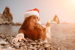 donna viaggio mare. contento turista godere assunzione immagine su il spiaggia per ricordi. donna viaggiatore nel Santa cappello sembra a telecamera su il mare baia, condivisione viaggio avventura viaggio foto