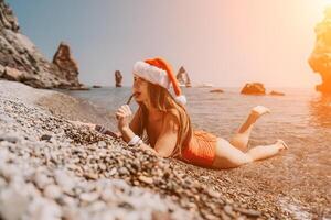 donna viaggio mare. contento turista godere assunzione immagine su il spiaggia per ricordi. donna viaggiatore nel Santa cappello sembra a telecamera su il mare baia, condivisione viaggio avventura viaggio foto