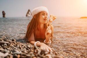 donna viaggio mare. contento turista godere assunzione immagine su il spiaggia per ricordi. donna viaggiatore nel Santa cappello sembra a telecamera su il mare baia, condivisione viaggio avventura viaggio foto