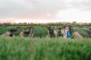 giovane coppia un ragazzo e una ragazza stanno camminando sulle colline di montagna foto