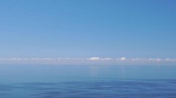 aereo panoramico Visualizza di bellissimo tramonto sopra mare. bellissimo paesaggio marino. sole bagliore, piccolo onde su il acqua superficie. sera. orizzonte. nessuno. no le persone. infinito bellezza di natura. foto