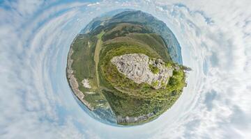 largo panoramico Visualizza su montagna paesaggio con lussureggiante verde colline sotto chiaro blu cielo, tranquillo naturale bellezza, Perfetto per all'aperto appassionati. poco pianeta 360 panorama foto