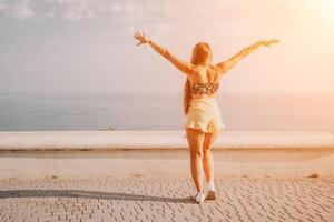 donna estate danza. silhouette di un' contento donna chi balli, gira e solleva sua mani per il cielo. un' giocoso giovane donna gode sua contento momento danza nel il raggi di il d'oro sole. foto