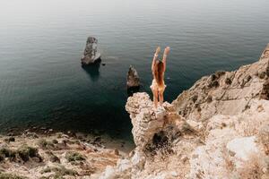 donna viaggio mare. contento turista godere assunzione immagine all'aperto per ricordi. donna viaggiatore sembra a il bordo di il scogliera su il mare baia di montagne, condivisione viaggio avventura viaggio foto