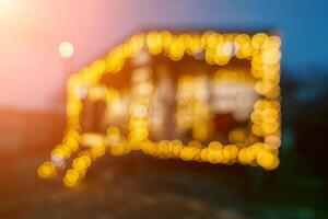 astratto sfocato luminosa Natale luci su di legno Casa, la creazione di decorativo illuminazione nel sera scena foto