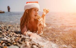 donna viaggio mare. contento turista godere assunzione immagine su il spiaggia per ricordi. donna viaggiatore nel Santa cappello sembra a telecamera su il mare baia, condivisione viaggio avventura viaggio foto