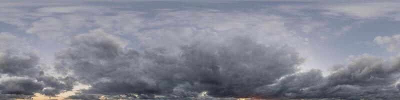 nuvoloso cielo panorama su piovoso giorno con nimbostratus nuvole nel senza soluzione di continuità sferico equirettangolare formato. pieno zenit per uso nel 3d grafica, gioco e per aereo fuco 360 grado panorama come cielo cupola. foto