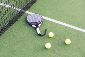 professionale pagaia tennis racchetta con naturale illuminazione su Tribunale sfondo. orizzontale sport tema manifesto, saluto carte, intestazioni, sito web e App foto