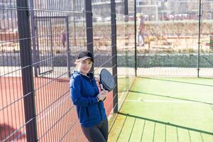 donna giocando pagaia tennis all'aperto. foto