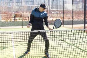 ritratto di un' europeo uomo padel tennis giocatore giocando su il all'aperto Tribunale foto